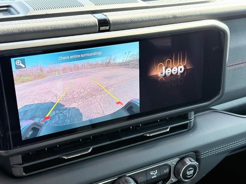 Used 2024 Jeep Gladiator Rubicon image 16