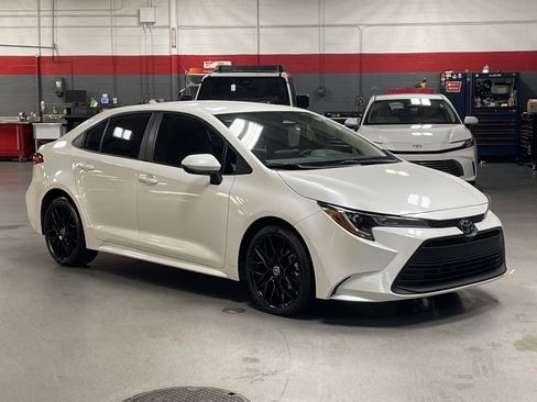 Certified 2023 Toyota Corolla LE image 2
