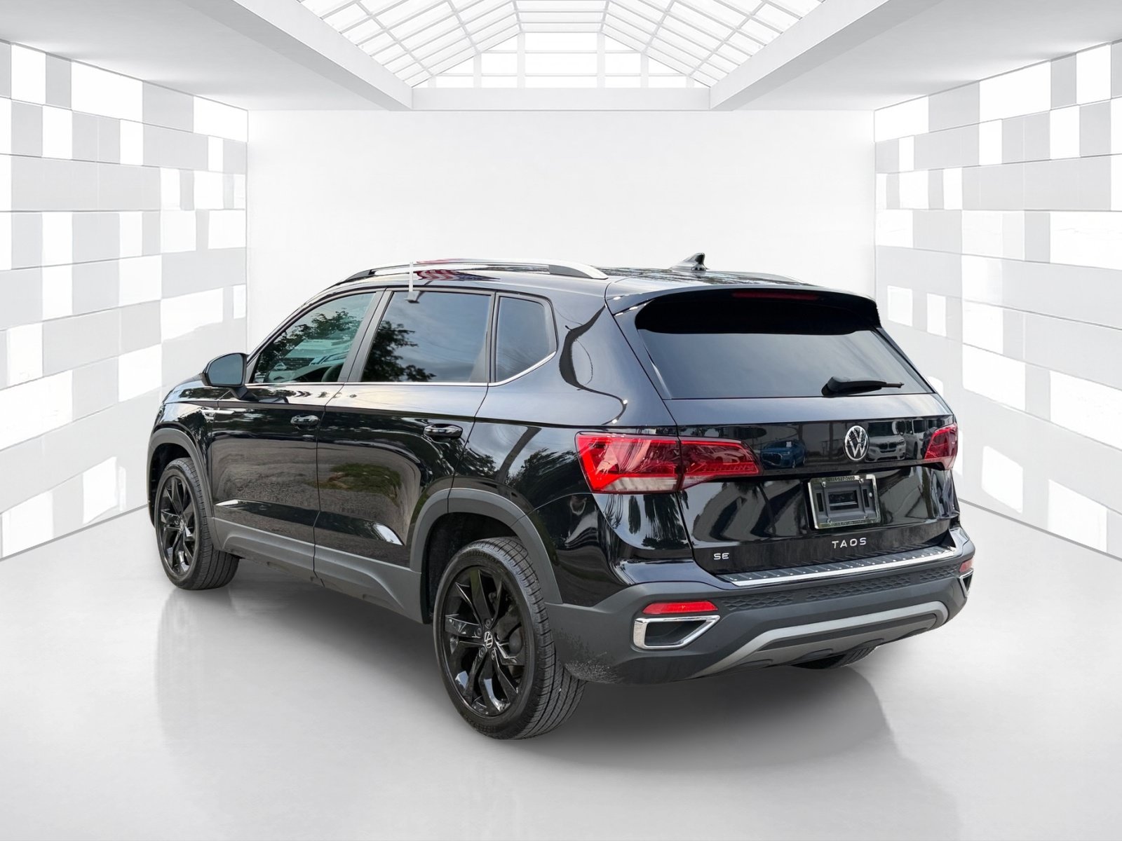 Used 2023 Volkswagen Taos SE w/ Panoramic Sunroof Package FWD image 5