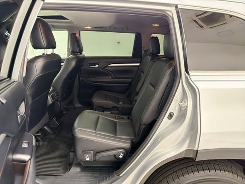 Used 2019 Toyota Highlander XLE FWD image 14