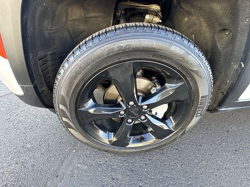 Used 2024 Jeep Grand Cherokee Limited w/ Black Appearance Package image 19