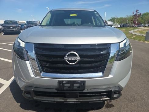 Used 2025 Nissan Pathfinder SV image 3