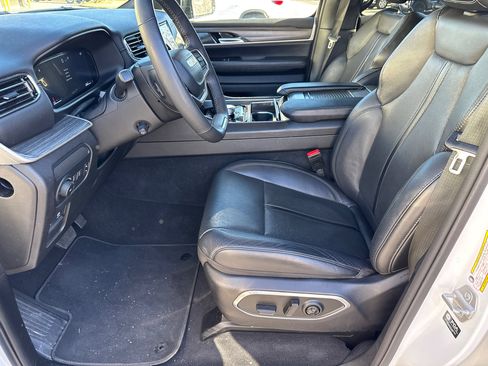 Used 2024 Jeep Wagoneer Series II w/ Flexible Seating Group image 9