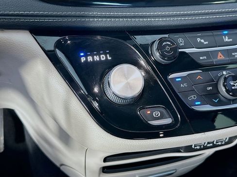 Used 2021 Chrysler Pacifica Touring-L image 16