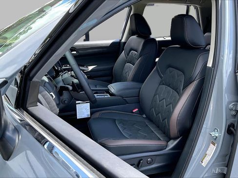New 2026 Nissan Pathfinder Platinum w/ Cargo Package FWD image 9