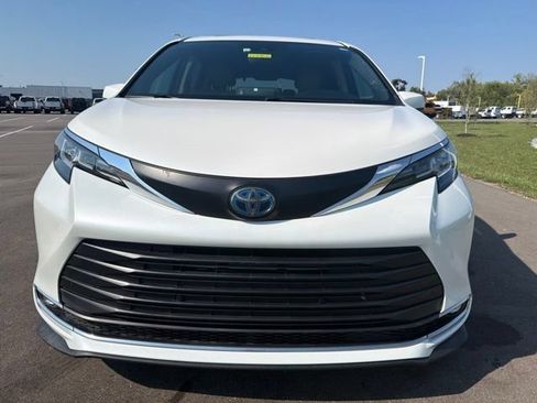 Used 2021 Toyota Sienna XLE FWD image 3