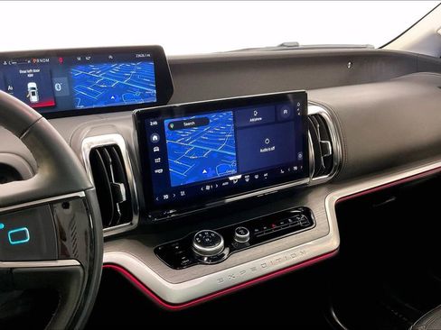 Used 2025 Ford Expedition Platinum image 9