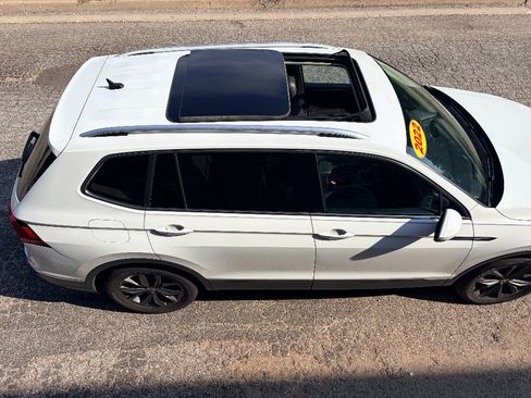 Used 2022 Volkswagen Tiguan SE w/ Panoramic Sunroof Package FWD image 9
