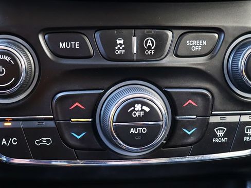 Used 2019 Jeep Cherokee Latitude Plus w/ Comfort/Convenience Group FWD image 46