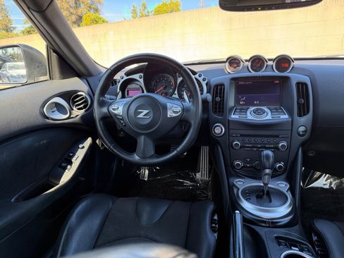 Used 2018 Nissan 370Z Touring RWD image 16