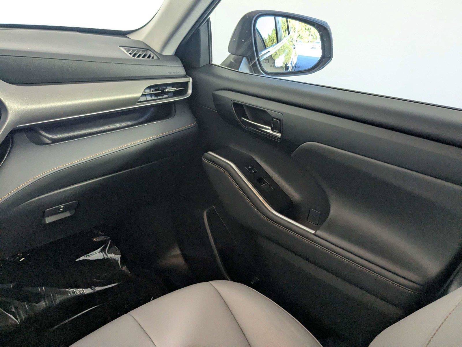 Used 2023 Toyota Highlander Bronze Edition FWD image 43