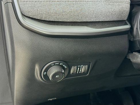 Used 2024 Jeep Compass Latitude image 10