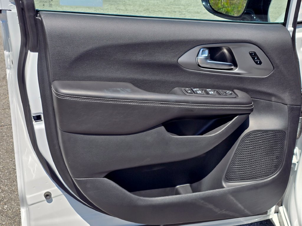 New 2027 Chrysler Pacifica Select FWD image 35