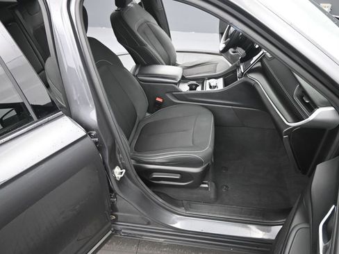 Used 2024 Jeep Grand Cherokee Laredo image 19