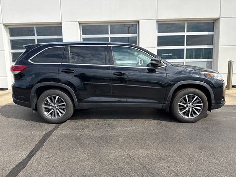 Used 2019 Toyota Highlander XLE AWD/4WD image 3