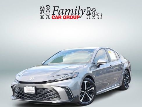 Used 2025 Toyota Camry SE w/ Convenience Package FWD image 1