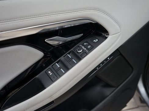 Used 2020 Land Rover Range Rover Evoque SE image 27