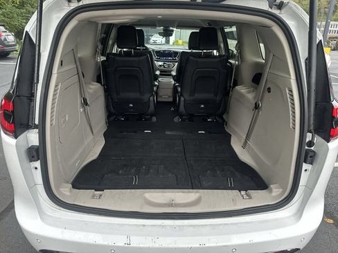 Used 2024 Chrysler Pacifica Limited FWD image 22