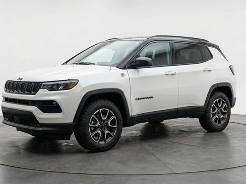 Used 2025 Jeep Compass Trailhawk image 3