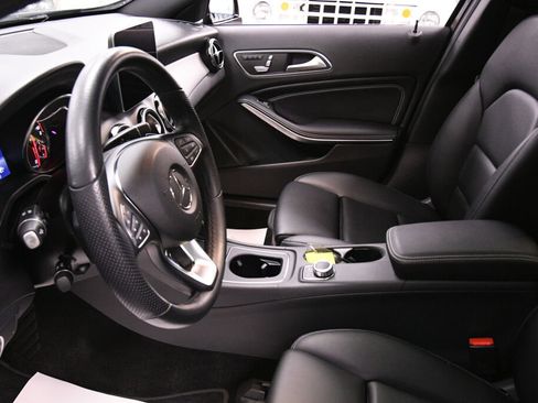 Used 2020 Mercedes-Benz GLA 250 4MATIC w/ Premium Package image 21