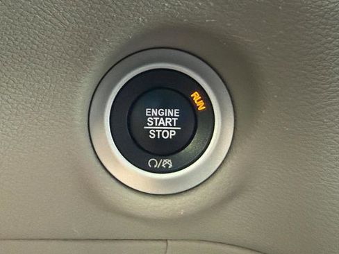 Used 2022 Chrysler Pacifica Touring-L FWD image 16