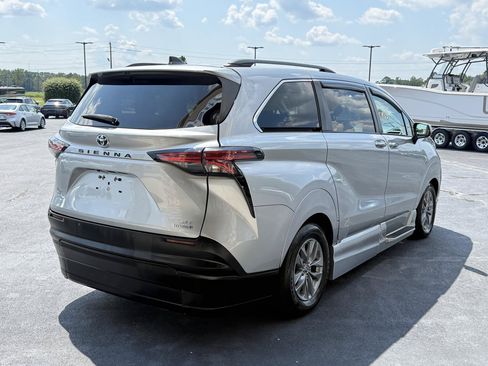 Used 2022 Toyota Sienna XLE w/ XLE Plus Package FWD image 4