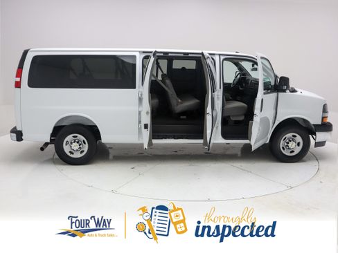 Used 2025 Chevrolet Express 3500 LT w/ LT Preferred Equipment Group RWD image 3