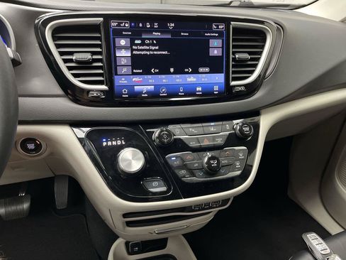 Used 2024 Chrysler Pacifica Touring-L FWD image 16