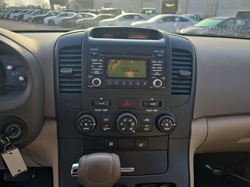 Used 2009 Kia Sedona LX image 25