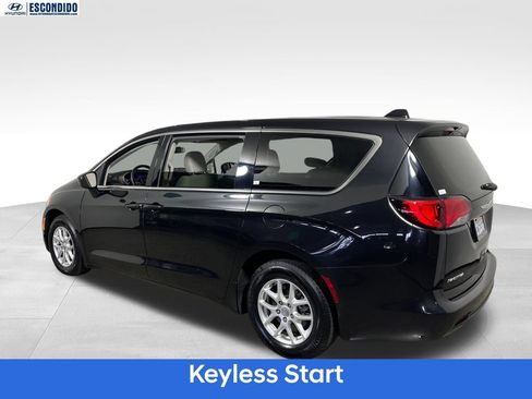 Used 2017 Chrysler Pacifica LX FWD image 3