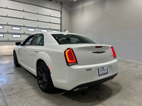 Used 2022 Chrysler 300 Touring w/ Sport Appearance Package image 8