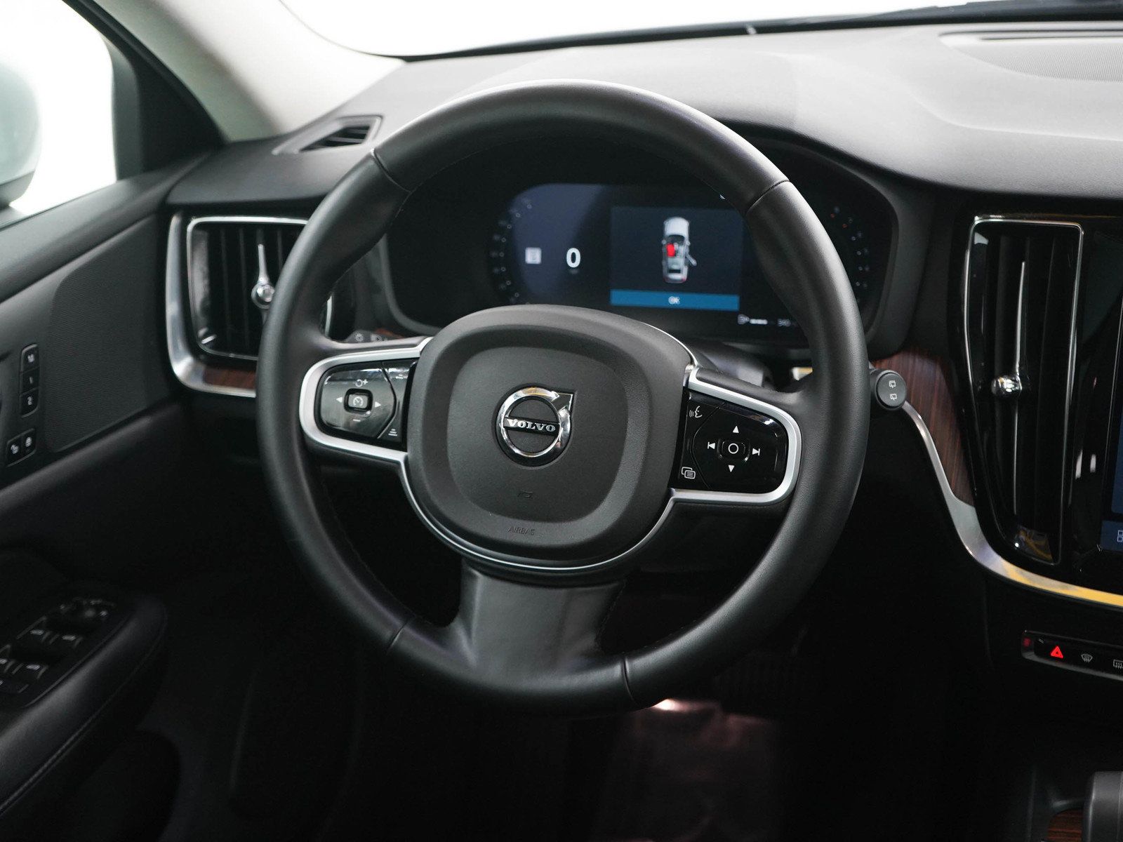 Used 2025 Volvo V60 B5 Cross Country Plus AWD/4WD image 14
