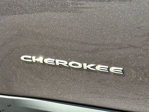 Used 2018 Jeep Cherokee Latitude Plus AWD/4WD image 29