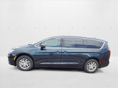 New 2025 Chrysler Pacifica Select image 2