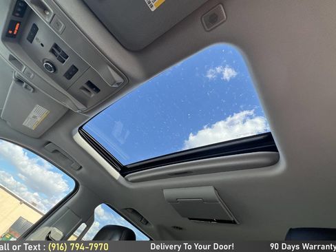 Used 2017 Cadillac Escalade ESV Luxury AWD/4WD image 25