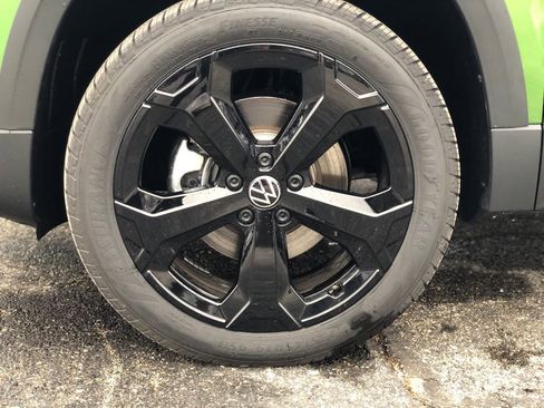 New 2026 Volkswagen Taos SE image 9