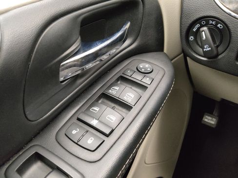 Used 2015 Chrysler Town & Country Touring-L w/ Driver Convenience Group FWD image 27