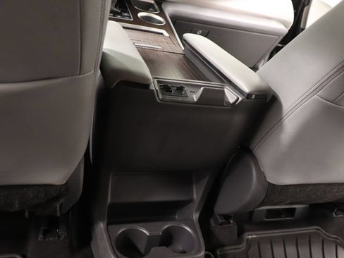 Used 2021 Toyota Sienna XLE FWD image 28