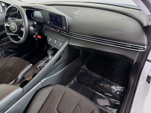 Used 2025 Hyundai Elantra SE FWD image 29
