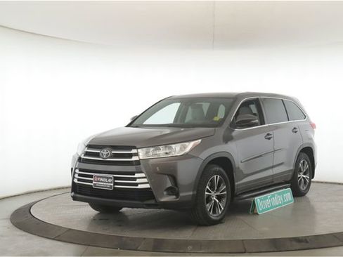 Used 2017 Toyota Highlander LE image 10