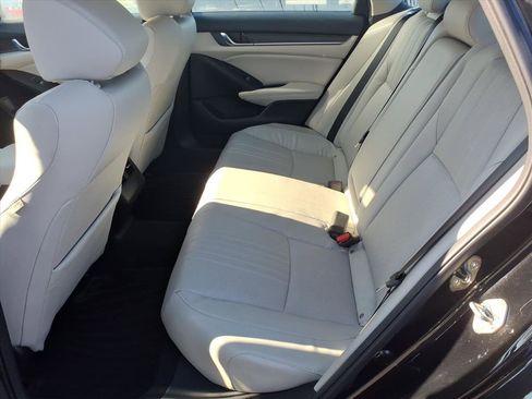 Used 2018 Honda Accord Touring image 7