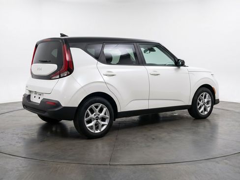 Used 2025 Kia Soul LX w/ LX Technology Package FWD image 9