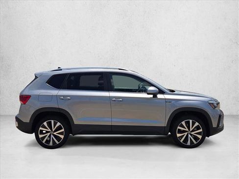 Used 2024 Volkswagen Taos SE FWD image 4