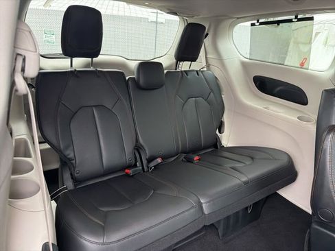 Used 2017 Chrysler Pacifica Touring-L Plus w/ Advanced Safetytec Group FWD image 13