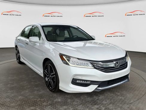 Used 2017 Honda Accord Touring image 5