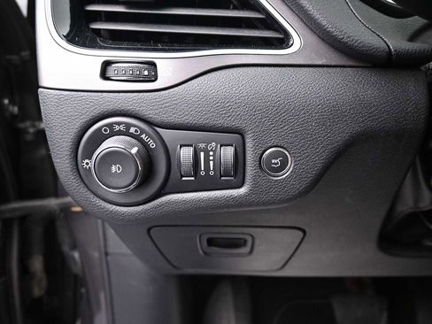Used 2019 Jeep Cherokee Limited AWD/4WD image 10