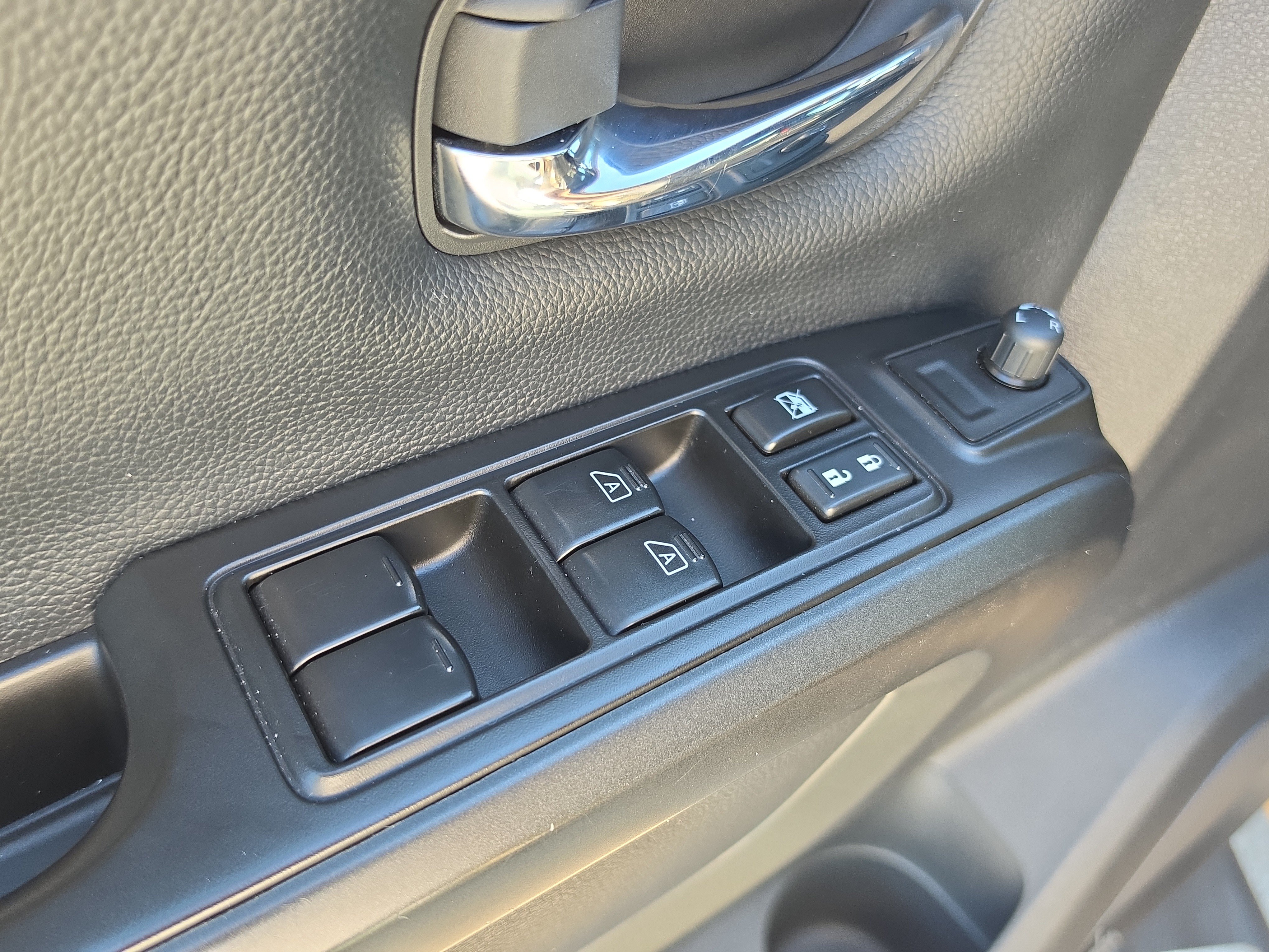 Used 2023 Nissan Titan PRO-4X w/ Pro-4x Utility Package AWD/4WD image 18