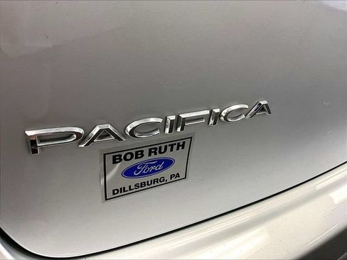 Used 2022 Chrysler Pacifica Limited AWD/4WD image 13