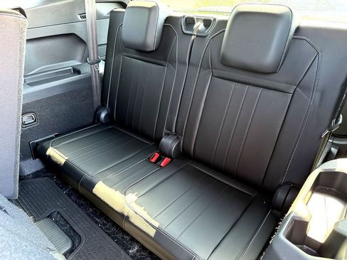 Certified 2023 Volkswagen Tiguan SE R-Line FWD image 27