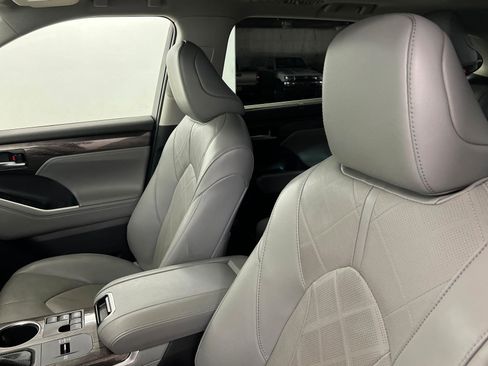 Used 2023 Toyota Highlander Platinum FWD image 17